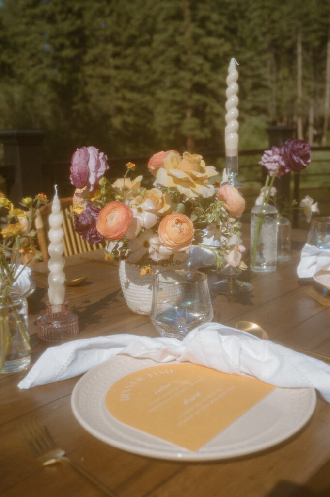 Bright Summer wedding florals are seen with a neutral Summer tablescape.