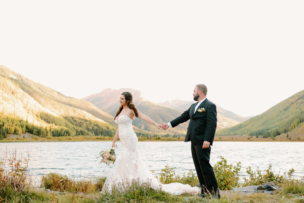 A couple stands by an alpine lake i Ouray, Colorado. 