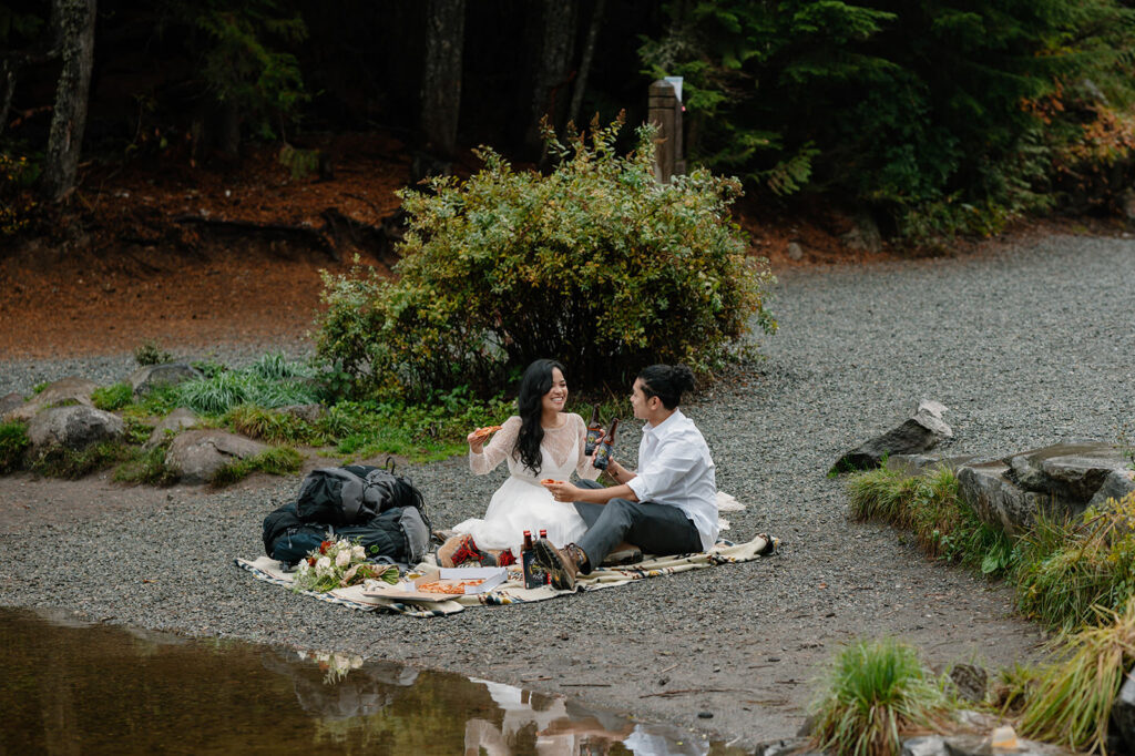 A couple enjoys a picnic at Trillium Lake.